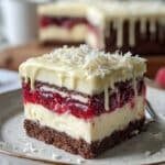 Warstwowe ciasto waniliowo-malinowe – bez pieczenia i pyszne