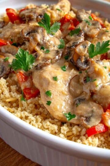 Bulgur z kurczakiem i pieczarkami w kremowym sosie – szybki i sycący obiad 3 Bulgur z kurczakiem i pieczarkami w kremowym sosie