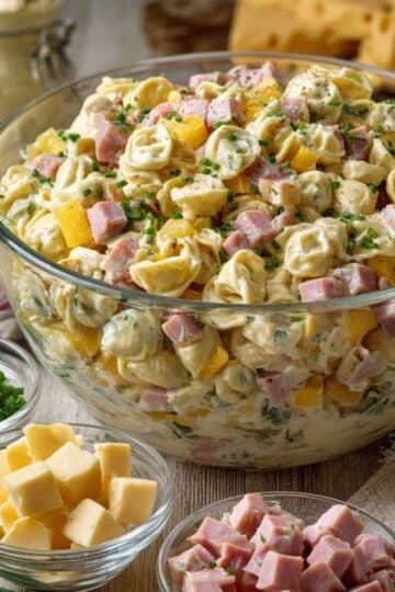 Sałatka tortellini z szynką i serem – hit na każdą imprezę 2 Sałatka tortellini z szynką i serem – hit na każdą imprezę