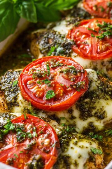 Pieczony kurczak caprese z pesto