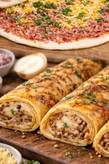 Roladki pizzowe z mięsem i serem – przekąska, którą pokochasz 17 Roladki pizzowe z mięsem i serem – przekąska, którą pokochasz