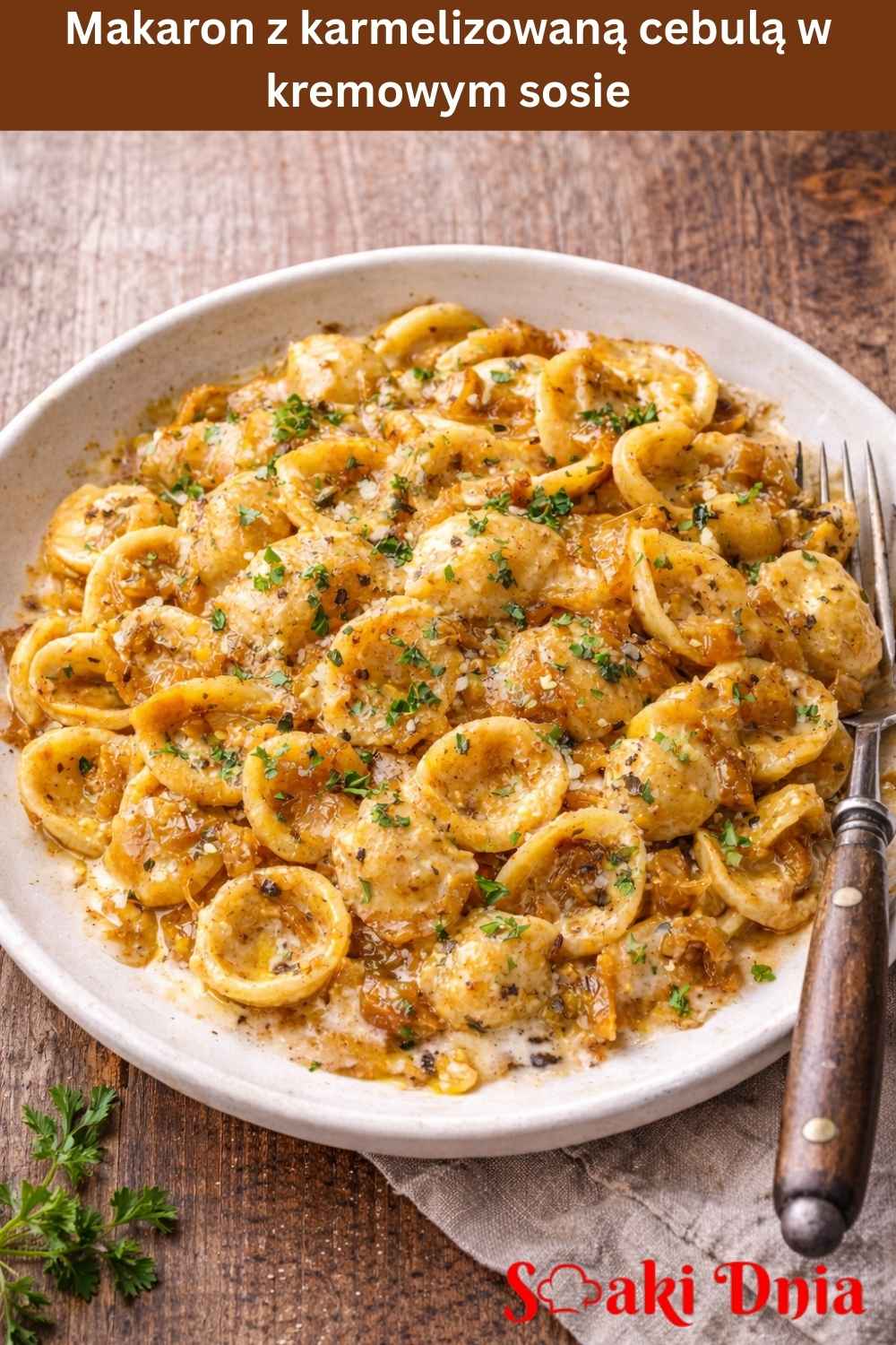 Makaron z karmelizowaną cebulą w kremowym sosie
