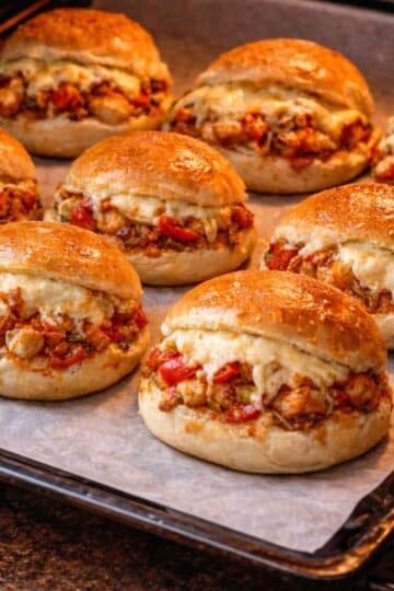 Zapiekane bułeczki z kurczakiem i papryką – sycąca kolacja dla całej rodziny 6 Zapiekane bułeczki z kurczakiem i papryką – sycąca kolacja dla całej rodziny