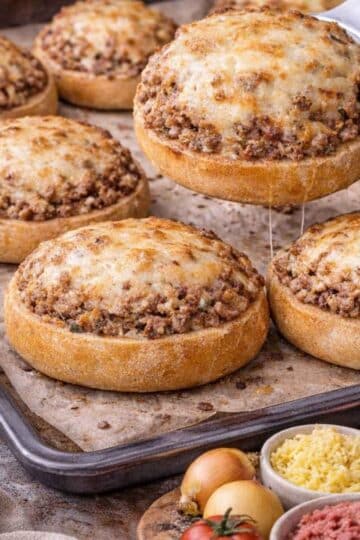 Zapiekane bułki z farszem mięsnym – szybki domowy hit 4 zapiekane bułki z farszem mięsnym