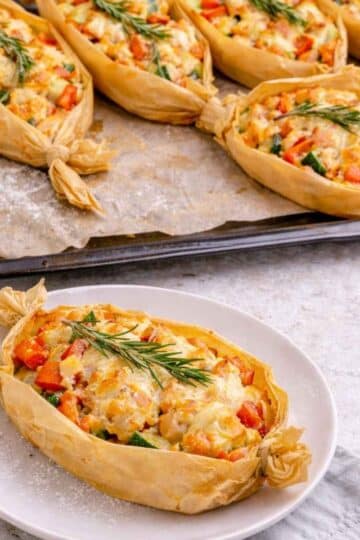 kurczak pieczony w papierze z warzywami i serem