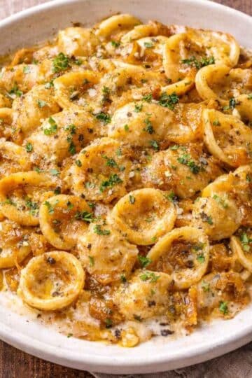 Makaron z karmelizowaną cebulą w kremowym sosie 1 Makaron z karmelizowaną cebulą w kremowym sosie