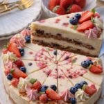 Sernik warstwowy z owocami – kremowy przepis