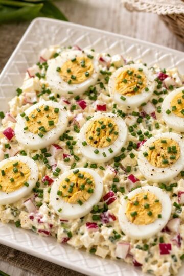 Sałatka z jajkiem na półmisku