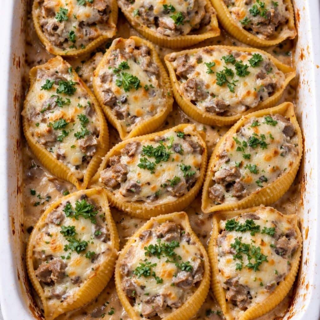 Muszle makaronowe faszerowane mięsem i pieczarkami w sosie śmietanowym