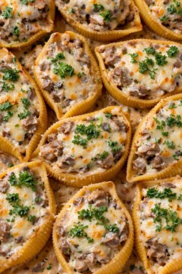 Muszle makaronowe faszerowane mięsem i pieczarkami w sosie śmietanowym