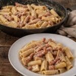 Makaron w sosie śmietanowo-pieprzowym z boczkiem