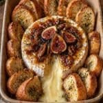 Pieczony camembert z miodem, orzechami i bagietką