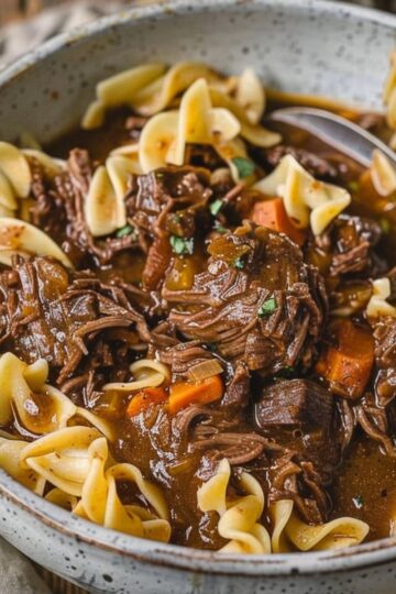 Makaron z wołowiną w gęstym sosie