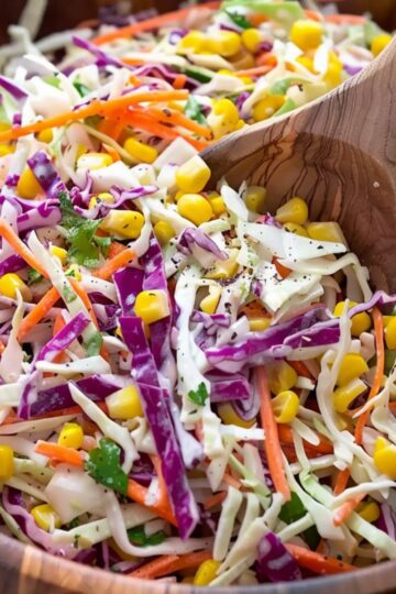 Coleslaw z kukurydzą i koperkiem (lekki i chrupiący)