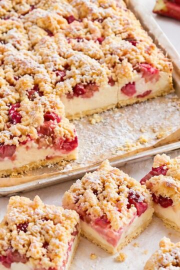 Ciasto z budyniem, rabarbarem i kruszonką