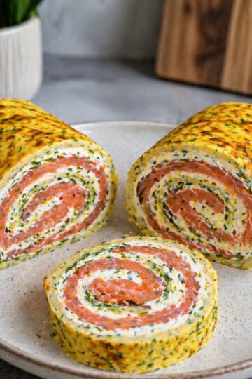 Rolada jajeczna z łososiem i serkiem