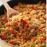 Smażony ryż z mięsem i warzywami (one pan)