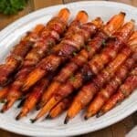 Marchewki zawijane w boczku z miodowo-klonową glazurą