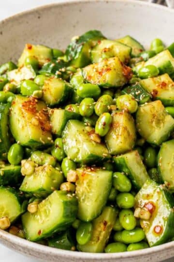 Sałatka z ogórkiem i edamame