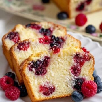 Ciasto Jogurtowe z Malinami i Borówkami