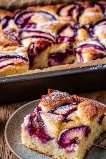 Ciasto ze śliwkami i mascarpone – kremowe kleksy i mnóstwo owoców
